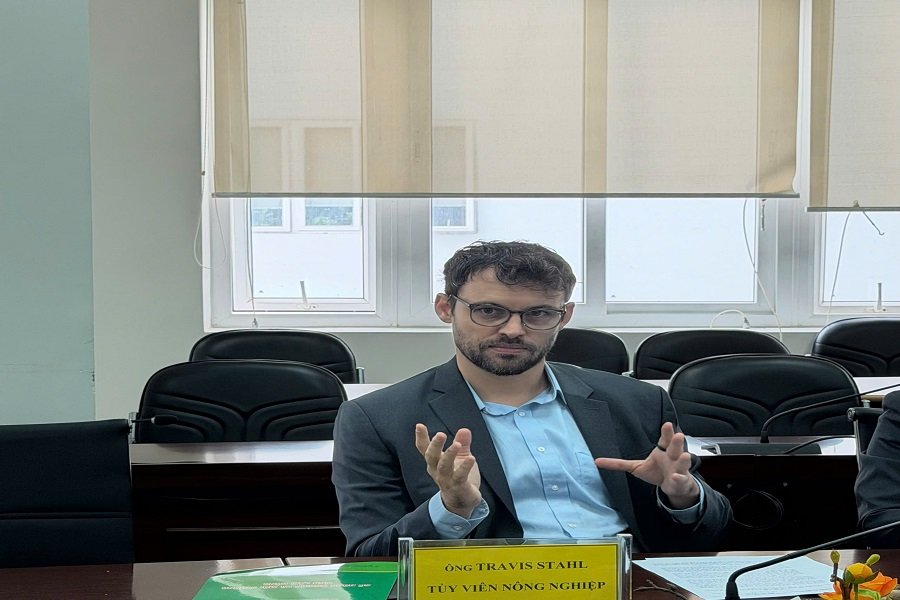 Ông Travis Stahl, Tùy viên Nông nghiệp của Tổng Lãnh sự quán Hoa Kỳ tại TP Hồ Chí Minh phát biểu tại buổi làm việc. Ông Travis Stahl, Tùy viên Nông nghiệp của Tổng Lãnh sự quán Hoa Kỳ tại TP Hồ Chí Minh phát biểu tại buổi làm việc.