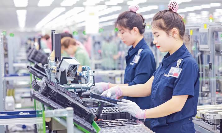 Dòng vốn FDI tiếp tục đổ mạnh vào các ngành công nghiệp chế biến, chế tạo, trọng tâm là các dự án sản xuất linh kiện điện tử (Ảnh minh họa) Dòng vốn FDI tiếp tục đổ mạnh vào các ngành công nghiệp chế biến, chế tạo, trọng tâm là các dự án sản xuất linh kiện điện tử (Ảnh minh họa)