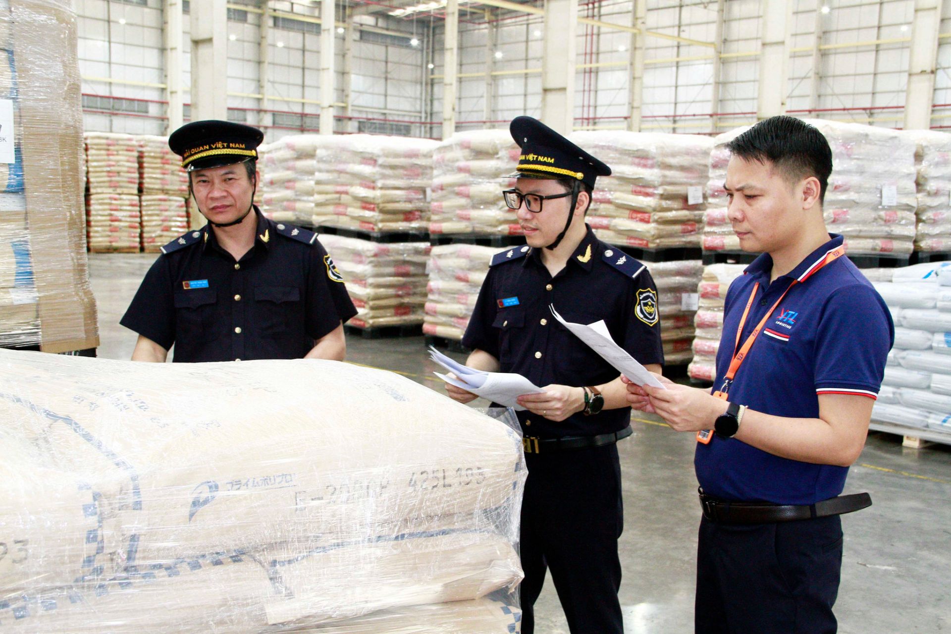 Hoạt động nghiệp vụ của c&ocirc;ng chức Chi cục Hải quan khu vực V. Ảnh: