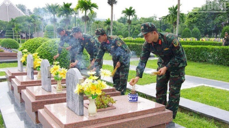 C&aacute;n bộ, chiến sĩ Bộ Chỉ huy qu&acirc;n sự tỉnh Điện Bi&ecirc;n thắp hương tr&ecirc;n từng phần mộ tại Nghĩa trang liệt sĩ Quốc gia A1 trước khi tiến h&agrave;nh khai quật, lấy mẫu. (Ảnh: L&Ecirc; LAN)