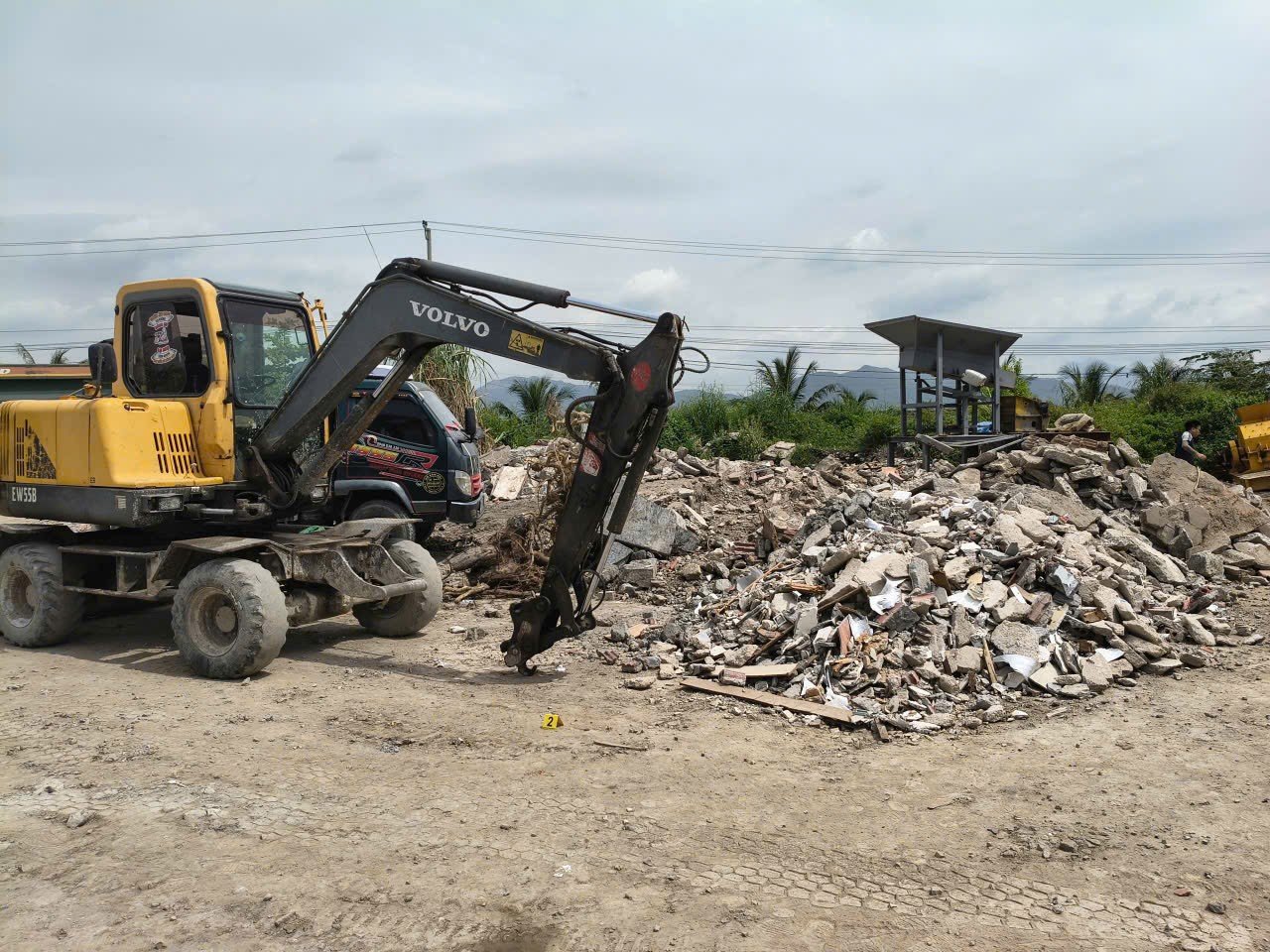 Khu vực tập kết chất thải tại cơ sở của Nguyễn Duy Hưng tại khu An Thái, phường Yên Tử Khu vực tập kết chất thải tại cơ sở của Nguyễn Duy Hưng tại khu An Thái, phường Yên Tử