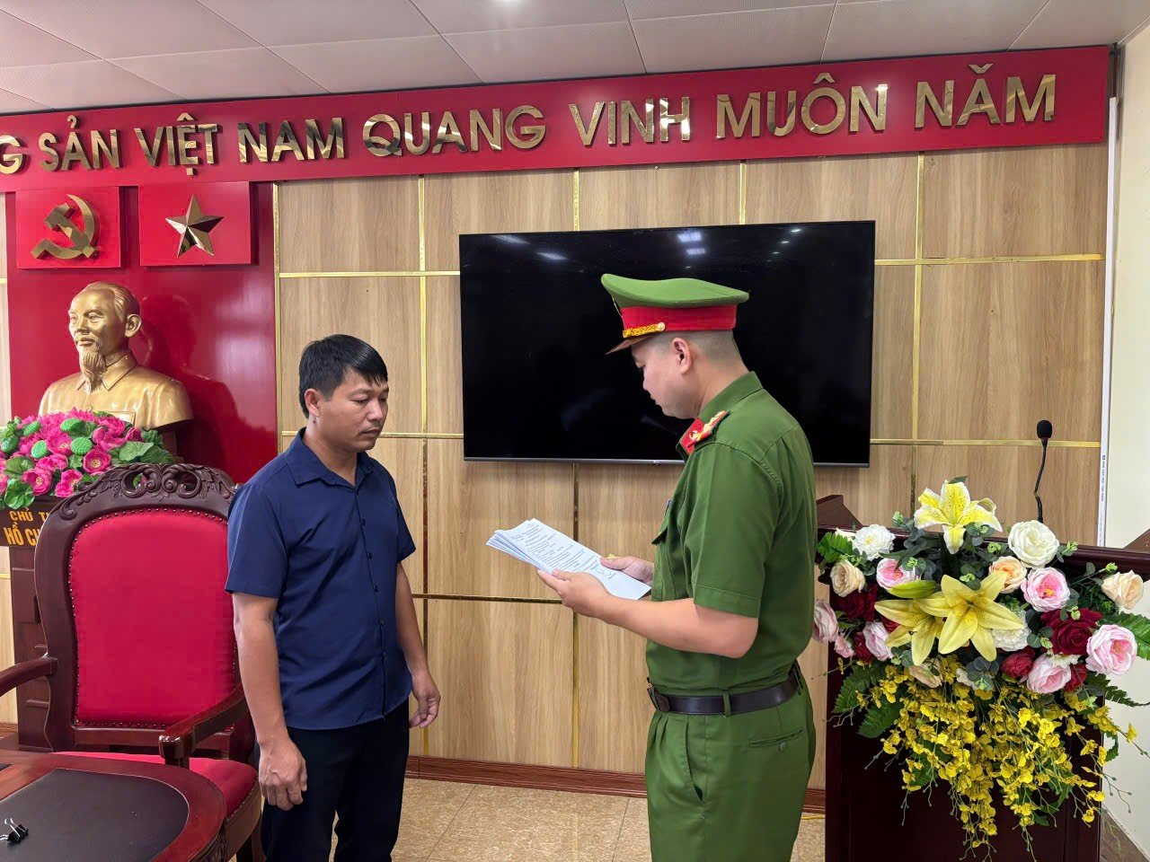 Cơ quan Cảnh sát điều tra Công an tỉnh Quảng Ninh tống đạt Quyết định khởi tố bị can đối với Nguyễn Duy Hưng Cơ quan Cảnh sát điều tra Công an tỉnh Quảng Ninh tống đạt Quyết định khởi tố bị can đối với Nguyễn Duy Hưng