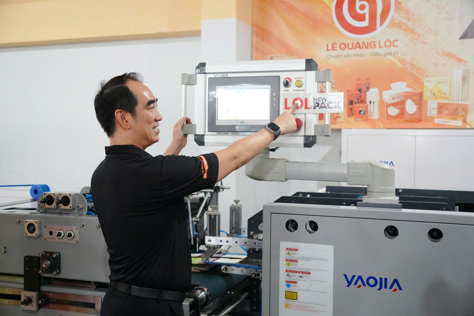 Khu vực sản xuất bao b&igrave; tại nh&agrave; xưởng của L&ecirc; Quang Lộc.