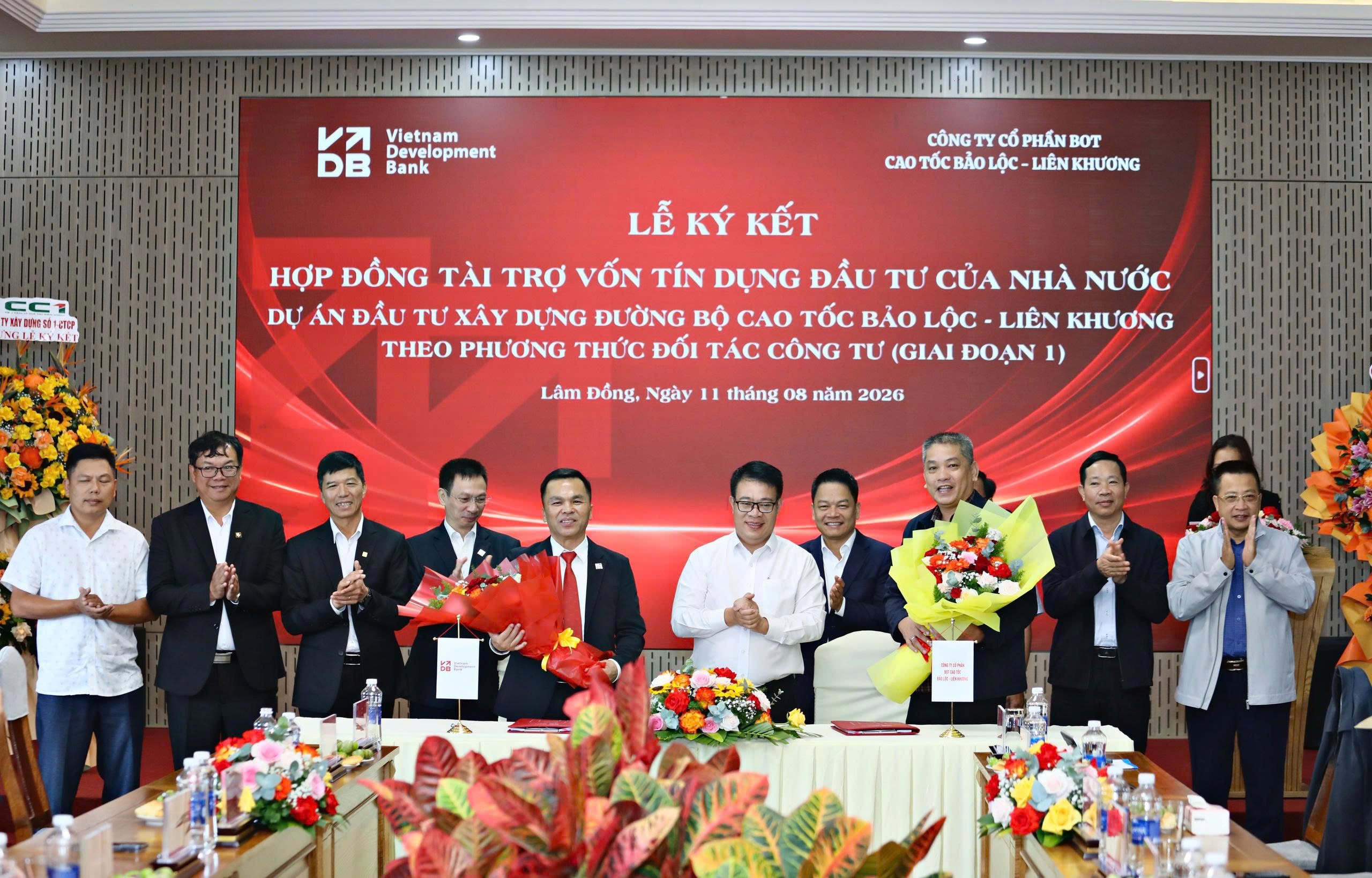 Ông Nguyễn Ngọc Phúc, Tỉnh ủy viên, Phó Chủ tịch UBND tỉnh Lâm Đồng tặng hoa chúc mừng VDB - Chi nhánh Lâm Đồng và Công ty CP BOT Cao tốc Bảo Lộc - Liên Khương ký hợp đồng tín dụng. Ông Nguyễn Ngọc Phúc, Tỉnh ủy viên, Phó Chủ tịch UBND tỉnh Lâm Đồng tặng hoa chúc mừng VDB - Chi nhánh Lâm Đồng và Công ty CP BOT Cao tốc Bảo Lộc - Liên Khương ký hợp đồng tín dụng.