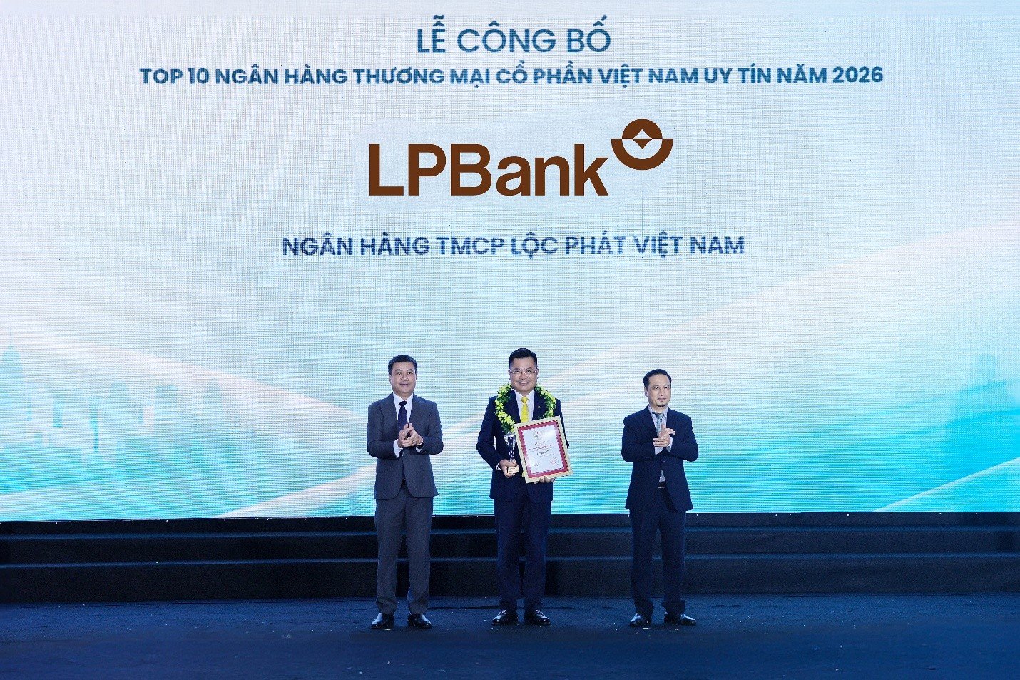 Ông Bùi Thái Hà – Phó Chủ tịch HĐQT LPBank nhận cúp và chứng nhận Top 10 Ngân hàng TMCP Việt Nam uy tín năm 2026 từ Ban tổ chức Ông Bùi Thái Hà – Phó Chủ tịch HĐQT LPBank nhận cúp và chứng nhận Top 10 Ngân hàng TMCP Việt Nam uy tín năm 2026 từ Ban tổ chức