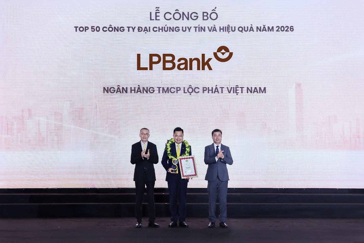 Ông Bùi Thái Hà – Phó Chủ tịch HĐQT LPBank nhận cúp và chứng nhận Top 50 Công ty Đại chúng uy tín và hiệu quả năm 2026 từ Ban tổ chức Ông Bùi Thái Hà – Phó Chủ tịch HĐQT LPBank nhận cúp và chứng nhận Top 50 Công ty Đại chúng uy tín và hiệu quả năm 2026 từ Ban tổ chức