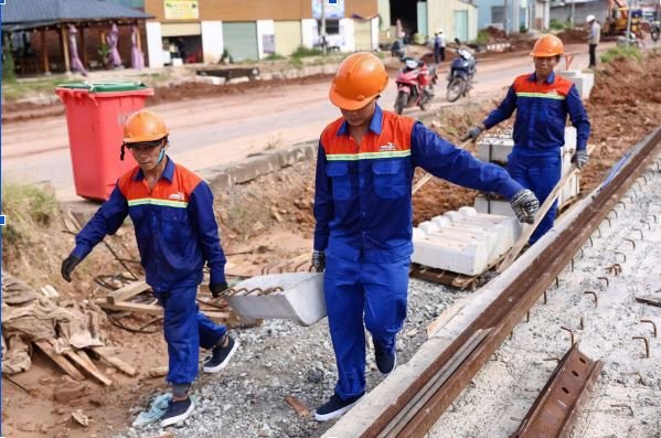 Lực lượng kỹ sư, công nhân tiến hành cong tác lắp ray hiệu chuẩn tuyền LRT Phú Quốc trên công trường Lực lượng kỹ sư, công nhân tiến hành cong tác lắp ray hiệu chuẩn tuyền LRT Phú Quốc trên công trường