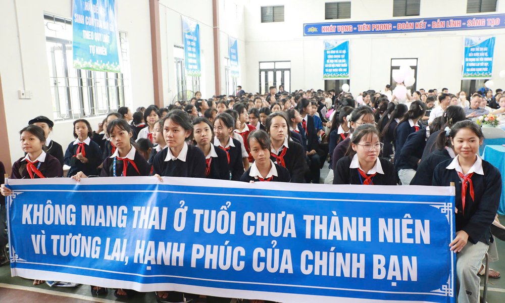 Trường Dân tộc nội trú Trung học cơ sở và Trung học phổ thông Nguyễn Tất Thành tham dự lễ phát động Chiến dịch truyền thông về mất cân bằng giới tính khi sinh Trường Dân tộc nội trú Trung học cơ sở và Trung học phổ thông Nguyễn Tất Thành tham dự lễ phát động Chiến dịch truyền thông về mất cân bằng giới tính khi sinh
