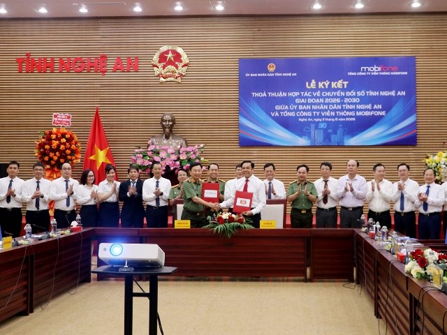 Lãnh đạo UBND tỉnh và Tổng Công ty viễn thông MobiFone ký bản Thỏa thuận hợp tác. Lãnh đạo UBND tỉnh và Tổng Công ty viễn thông MobiFone ký bản Thỏa thuận hợp tác.