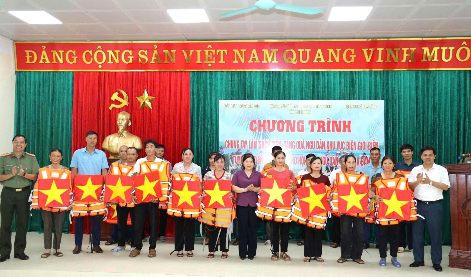 Tại chương tr&igrave;nh, Hội Phụ nữ C&ocirc;ng an tỉnh Ninh B&igrave;nh c&ugrave;ng c&aacute;c đơn vị phối hợp đ&atilde; trao tặng 200 l&aacute; cờ Tổ quốc, 100 &aacute;o phao cứu sinh v&agrave; 20 suất qu&agrave; cho c&aacute;c ngư d&acirc;n c&oacute; ho&agrave;n cảnh kh&oacute; khăn tr&ecirc;n địa b&agrave;n.
