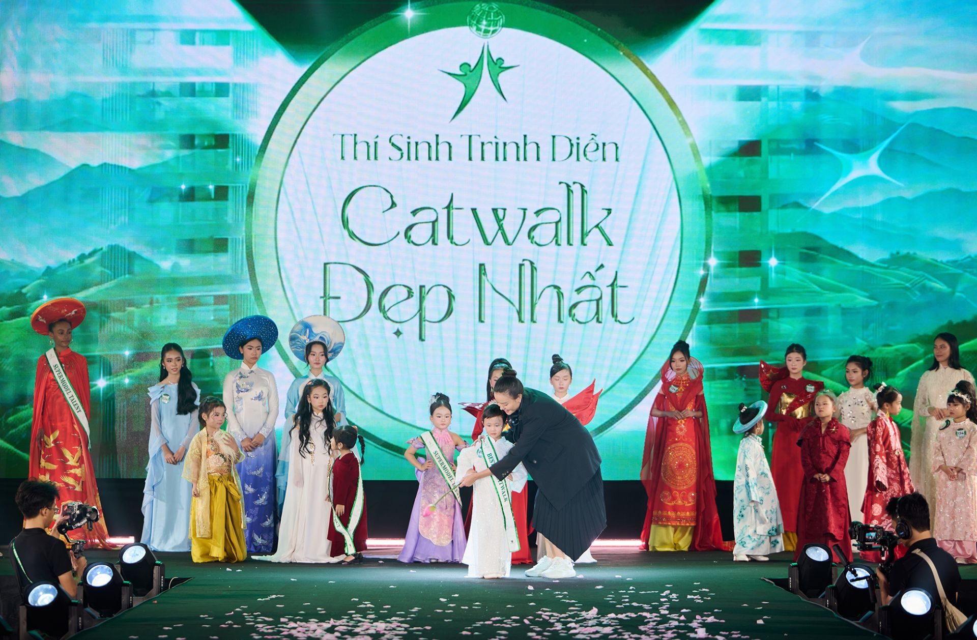 Á hậu Thanh Thanh trao sash “Thí sinh trình diễn Catwalk đẹp nhất” cho Khánh Hân. Á hậu Thanh Thanh trao sash “Thí sinh trình diễn Catwalk đẹp nhất” cho Khánh Hân.