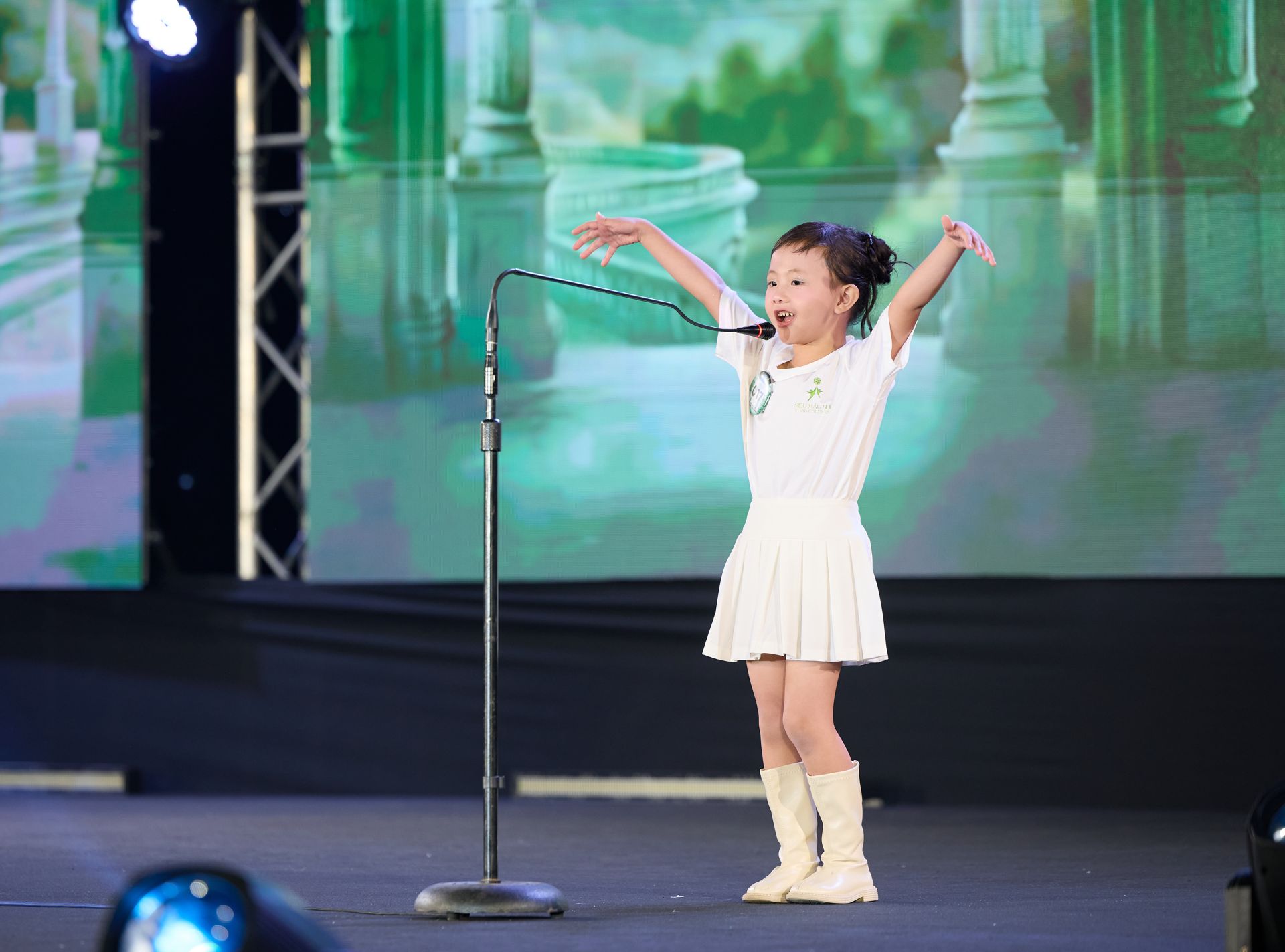 Khánh Hân trong phần đồng diễn hô tên. Khánh Hân trong phần đồng diễn hô tên.