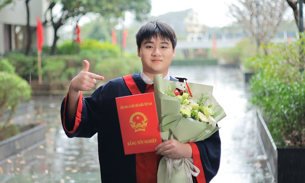 Em Tạ Ngọc Minh đoạt Huy chương V&agrave;ng Olympic Vật l&iacute; 2026 c&ugrave;ng c&aacute;c thầy, c&ocirc; gi&aacute;o Trường Trung học phổ th&ocirc;ng Chuy&ecirc;n Bắc Ninh.