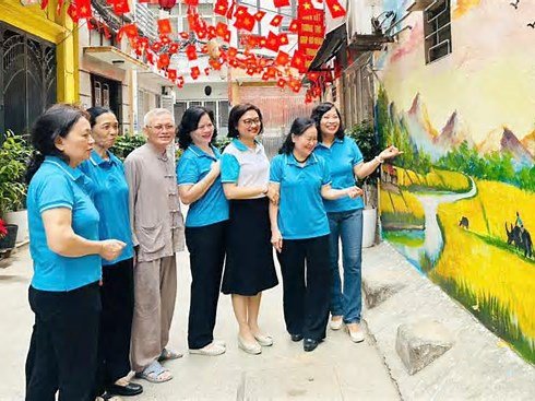 Người d&acirc;n vừa l&agrave; trung t&acirc;m phục vụ, vừa trực tiếp tham gia v&agrave;o qu&aacute; tr&igrave;nh quản trị v&agrave; ph&aacute;t triển địa phương
