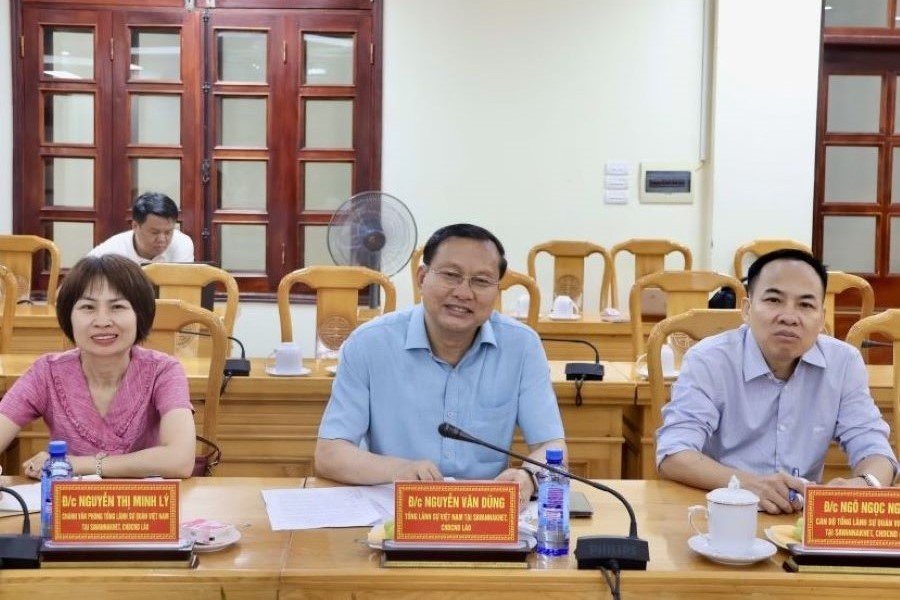 Tổng Lãnh sự quán Việt Nam tại Savannakhet Nguyễn Văn Dũng phát biểu tại buổi làm việc Tổng Lãnh sự quán Việt Nam tại Savannakhet Nguyễn Văn Dũng phát biểu tại buổi làm việc