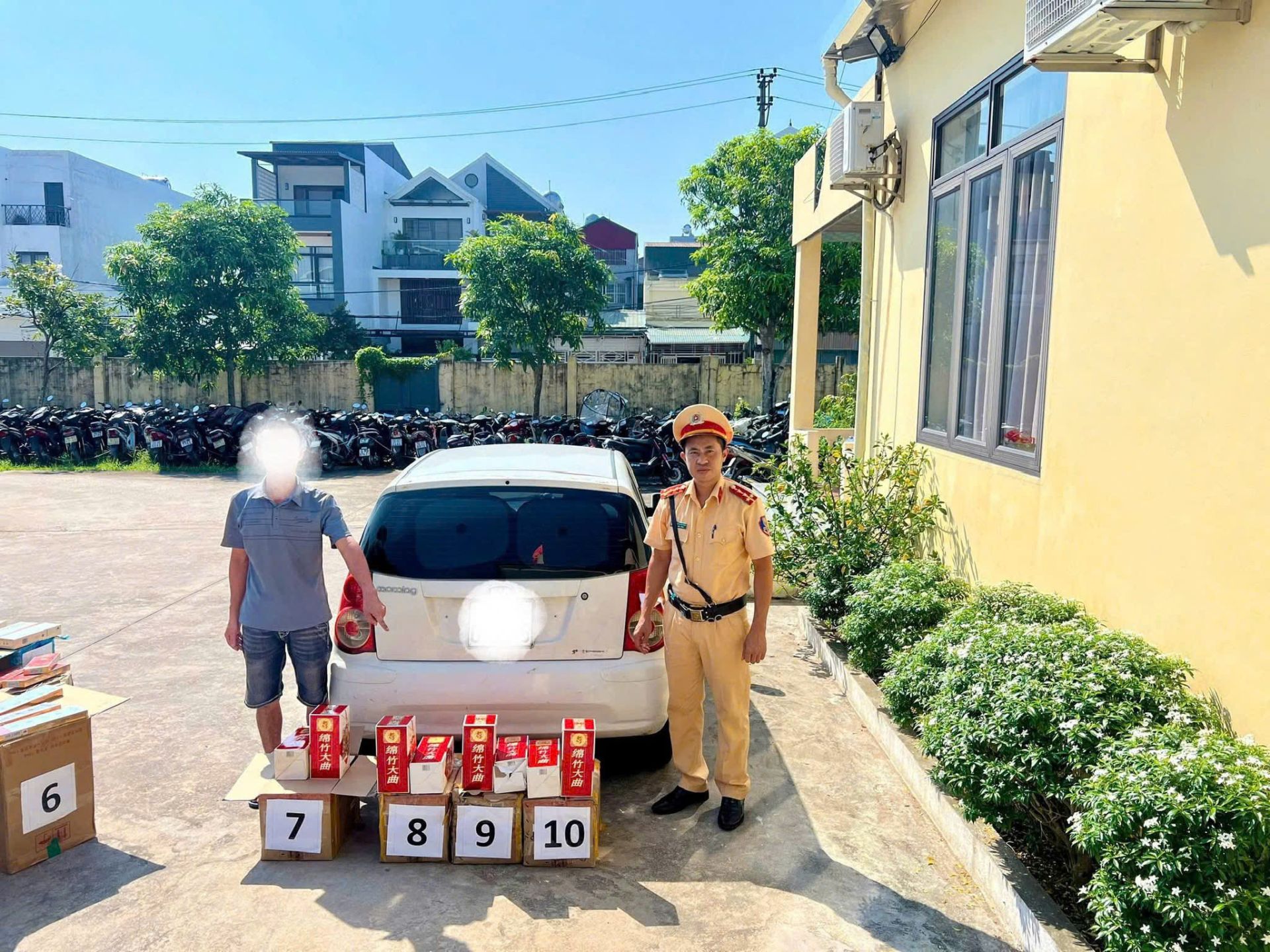 Lái xe và toàn bộ tang vật Lái xe và toàn bộ tang vật