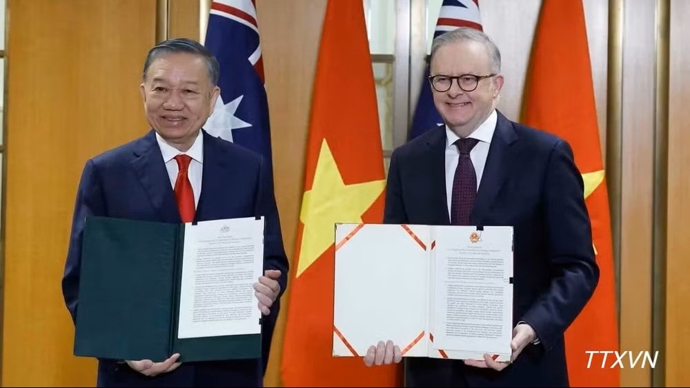 Tổng B&iacute; thư, Chủ tịch nước T&ocirc; L&acirc;m v&agrave; Thủ tướng Australia Anthony Albanese trao Tuy&ecirc;n bố chung. (Ảnh: TTXVN)