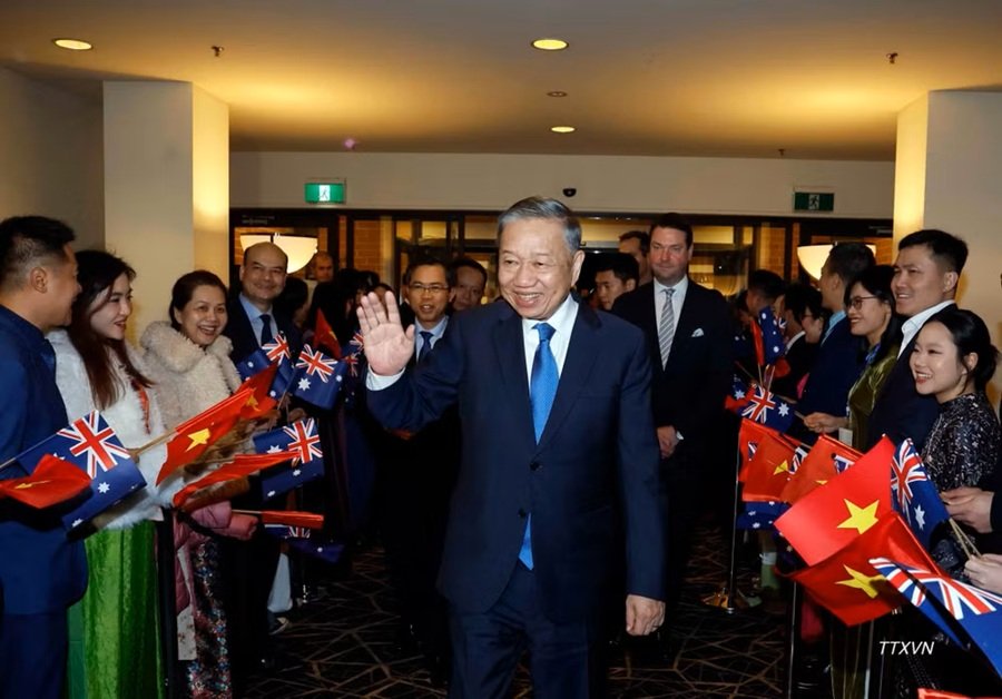C&aacute;n bộ, nh&acirc;n vi&ecirc;n Đại sứ qu&aacute;n, cộng đồng người Việt Nam tại Australia đ&oacute;n Tổng B&iacute; thư, Chủ tịch nước T&ocirc; L&acirc;m. (Ảnh: TTXVN)