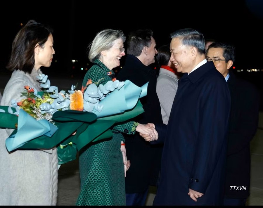 Quan chức Australia c&ugrave;ng c&aacute;n bộ, nh&acirc;n vi&ecirc;n Đại sứ qu&aacute;n v&agrave; c&aacute;c cơ quan đại diện Việt Nam tại Australia đ&oacute;n Tổng B&iacute; thư, Chủ tịch nước T&ocirc; L&acirc;m tại s&acirc;n bay Canberra, tiếp tục chương tr&igrave;nh thăm cấp Nh&agrave; nước Australia. (Ảnh: TTXVN)