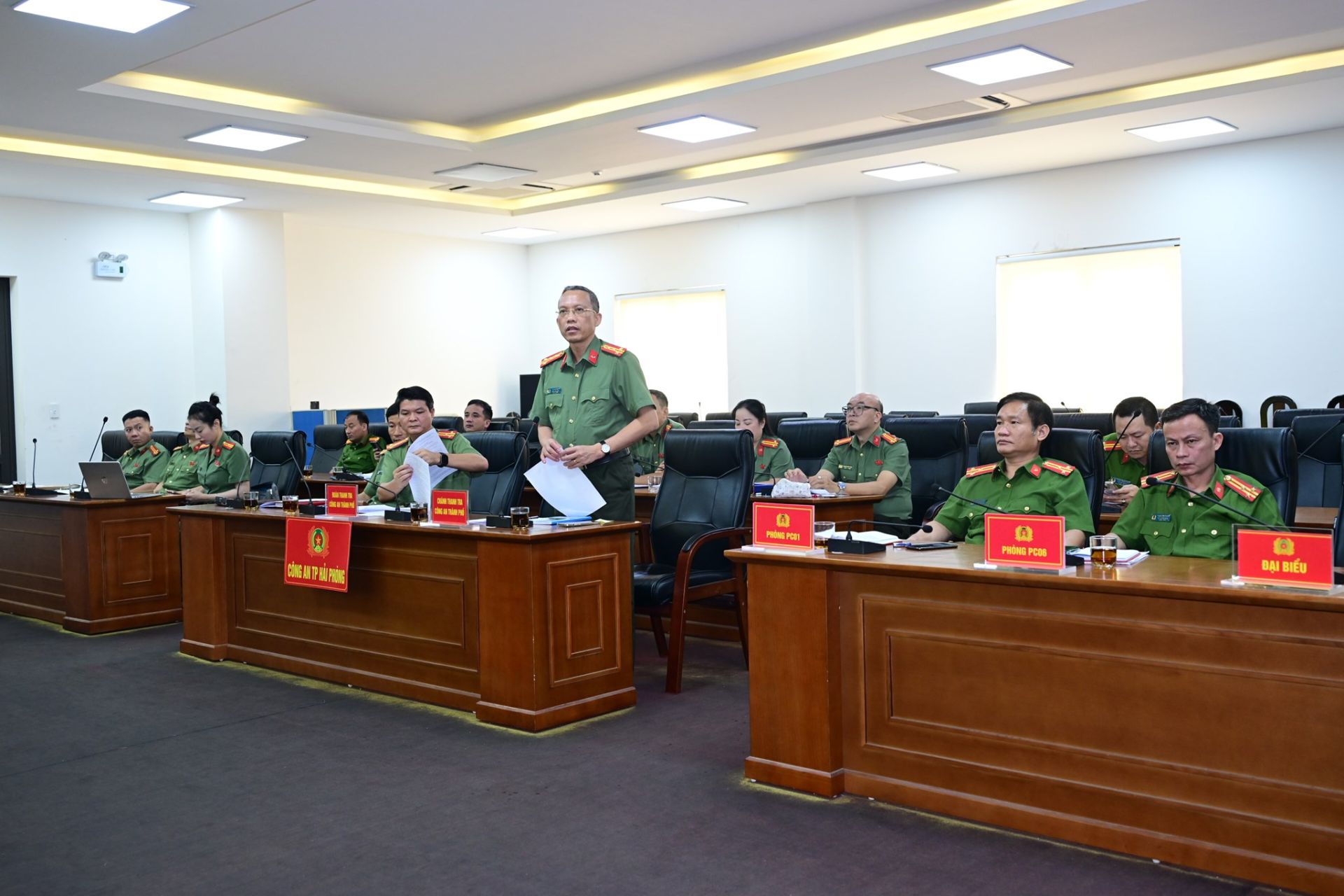 Đại t&aacute; Vũ Khắc Hội - Ch&aacute;nh Thanh tra C&ocirc;ng an th&agrave;nh phố ph&aacute;t biểu tại hội nghị.