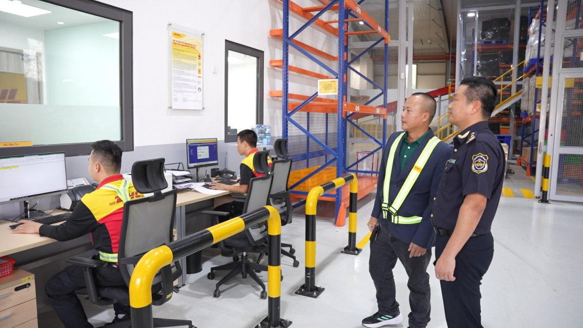 Bộ Tài chính đề xuất Chính phủ ban hành quy định riêng về hàng hóa xuất nhập khẩu qua thương mại điện tử. Bộ Tài chính đề xuất Chính phủ ban hành quy định riêng về hàng hóa xuất nhập khẩu qua thương mại điện tử.