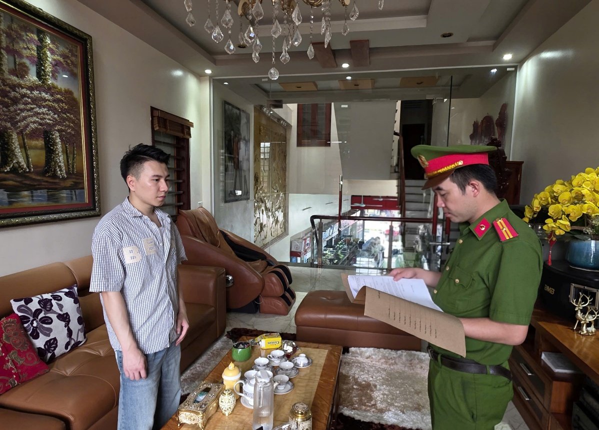 Cơ quan Cảnh s&aacute;t điều tra C&ocirc;ng an tỉnh tống đạt quyết định đối với Nguyễn Hải Linh