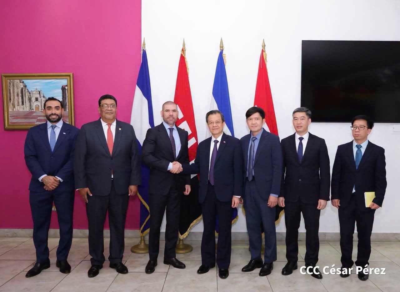 Đồng ch&iacute; Laureano Ortega Murillo, Cố vấn Tổng thống, Bộ trưởng Bộ Ngoại giao v&agrave; c&aacute;c quan chức đ&oacute;n đoàn tại s&acirc;n bay quốc tế Augusto C Sandino
