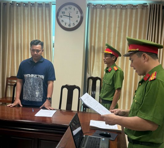 Cơ quan Cảnh sát điều tra tống đạt các Quyết định tố tụng đối với Huỳnh Thanh Hiển. (Ảnh: Công an TP Cần Thơ) Cơ quan Cảnh sát điều tra tống đạt các Quyết định tố tụng đối với Huỳnh Thanh Hiển. (Ảnh: Công an TP Cần Thơ)