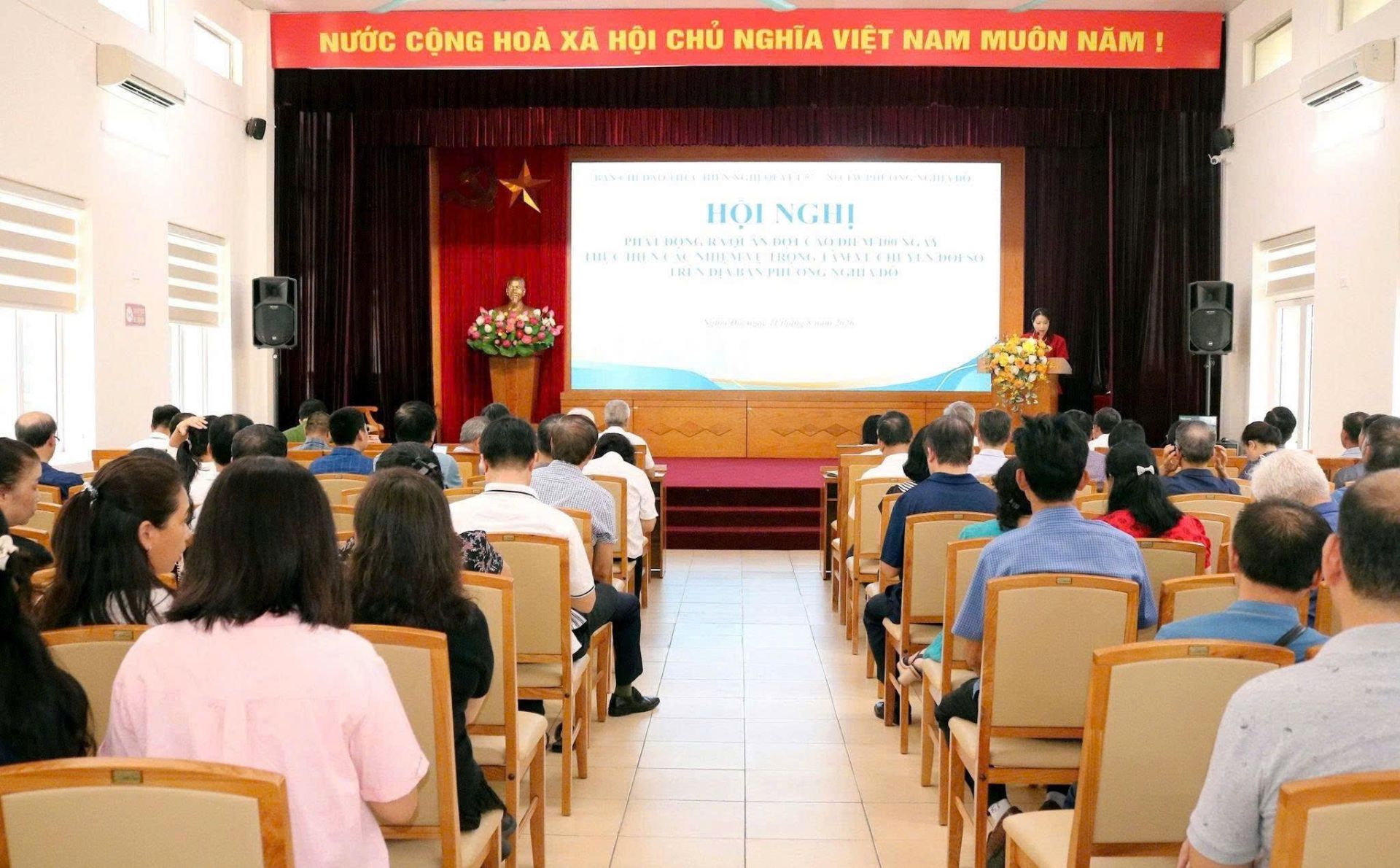 Người dân phường Nghĩa Đô được hướng dẫn tiếp cận, sử dụng các nền tảng và tiện ích số trong đợt cao điểm chuyển đổi số. Người dân phường Nghĩa Đô được hướng dẫn tiếp cận, sử dụng các nền tảng và tiện ích số trong đợt cao điểm chuyển đổi số.