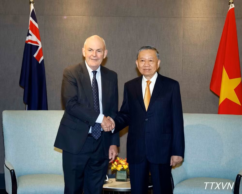 Tổng B&iacute; thư, Chủ tịch nước T&ocirc; L&acirc;m v&agrave; &ocirc;ng Steven Joyce, Quyền Chủ tịch Hội Hữu nghị New Zealand-Việt Nam. (Ảnh: Thống Nhất/TTXVN)