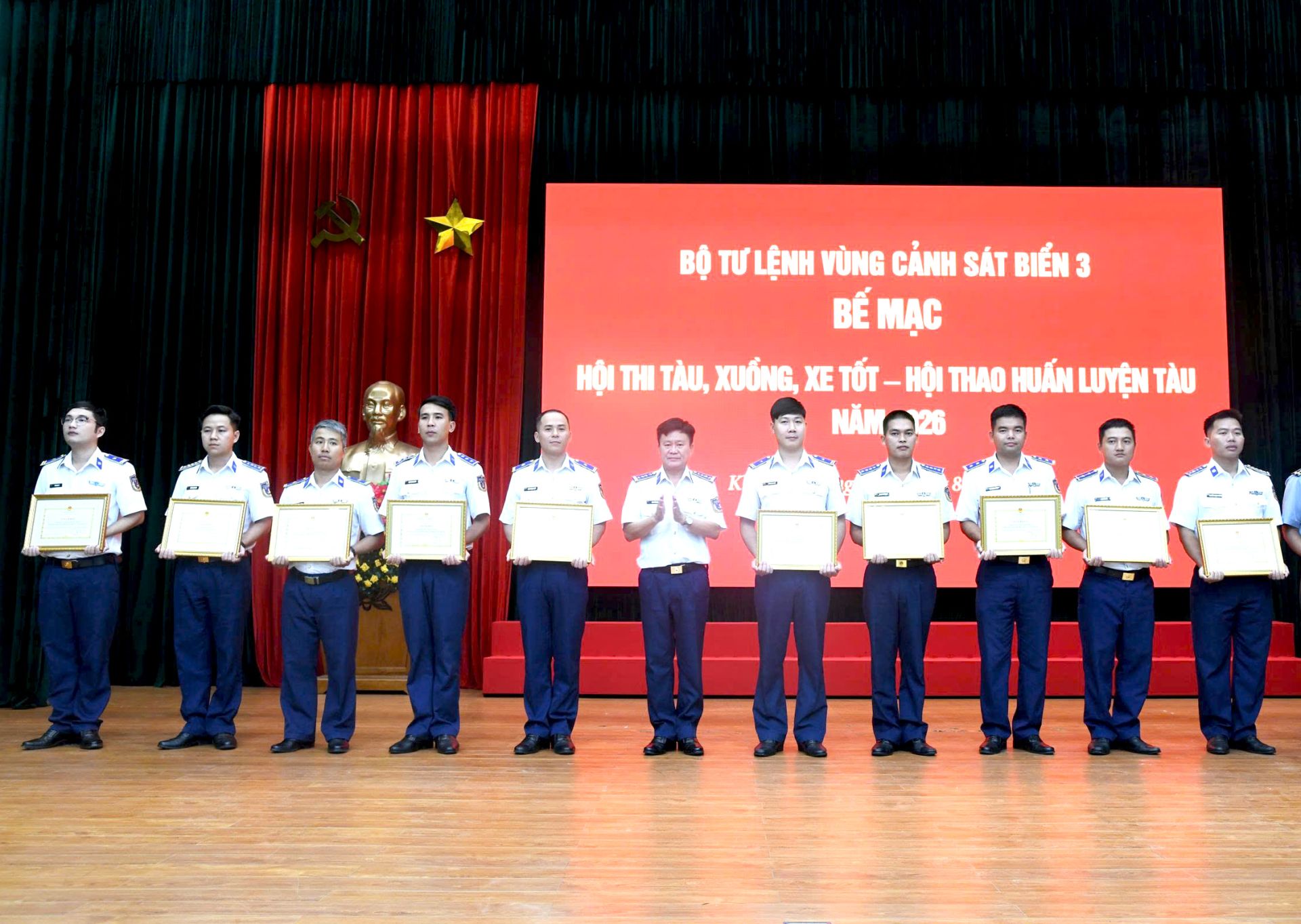Đại tá Cao Vũ Long, Phó Tư lệnh, Tham mưu trưởng BTL Vùng Cảnh sát biển 3 trao thưởng cho các tập thể, cá nhân đặt thành tích tốt trong tham gia Hội thi tàu, xuồng, xe tốt - Hội thao huấn luyện tàu năm 2026. Đại tá Cao Vũ Long, Phó Tư lệnh, Tham mưu trưởng BTL Vùng Cảnh sát biển 3 trao thưởng cho các tập thể, cá nhân đặt thành tích tốt trong tham gia Hội thi tàu, xuồng, xe tốt - Hội thao huấn luyện tàu năm 2026.