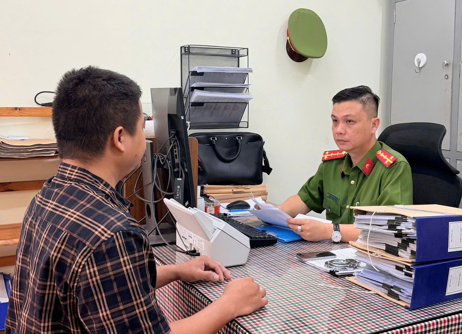 Cơ quan điều tra làm việc với Nguyễn Tăng Tiến. Ảnh: Công an TP Đồng Nai Cơ quan điều tra làm việc với Nguyễn Tăng Tiến. Ảnh: Công an TP Đồng Nai