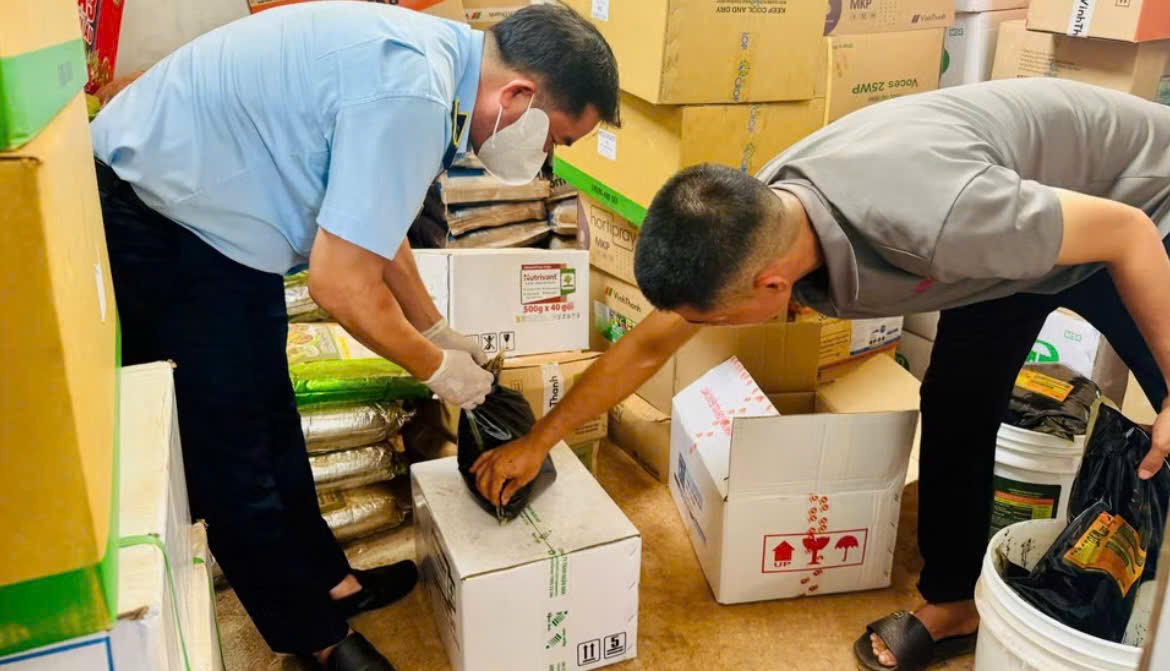 Lực lượng chức năng lấy mẫu phân bón để thử nghiệm chất lượng. (Ảnh: ĐVCC) Lực lượng chức năng lấy mẫu phân bón để thử nghiệm chất lượng. (Ảnh: ĐVCC)