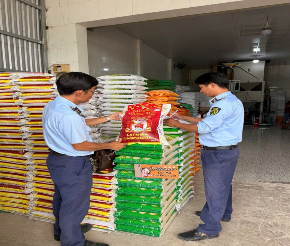 Lực lượng QLTT kiểm tra số gạo không rõ nguồn gốc, xuất xứ tại các cơ sở kinh doanh trên địa bàn phường Thường Lạc, tỉnh Đồng Tháp. (Ảnh: QLTT Đồng Tháp) Lực lượng QLTT kiểm tra số gạo không rõ nguồn gốc, xuất xứ tại các cơ sở kinh doanh trên địa bàn phường Thường Lạc, tỉnh Đồng Tháp. (Ảnh: QLTT Đồng Tháp)