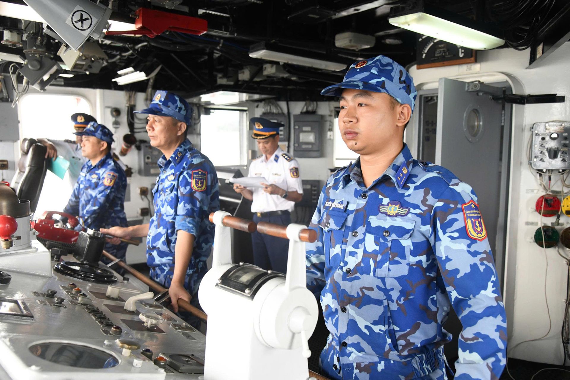 Thực hành phần thi xử lý tình huống trong Hội thao huấn luyện tàu. Thực hành phần thi xử lý tình huống trong Hội thao huấn luyện tàu.