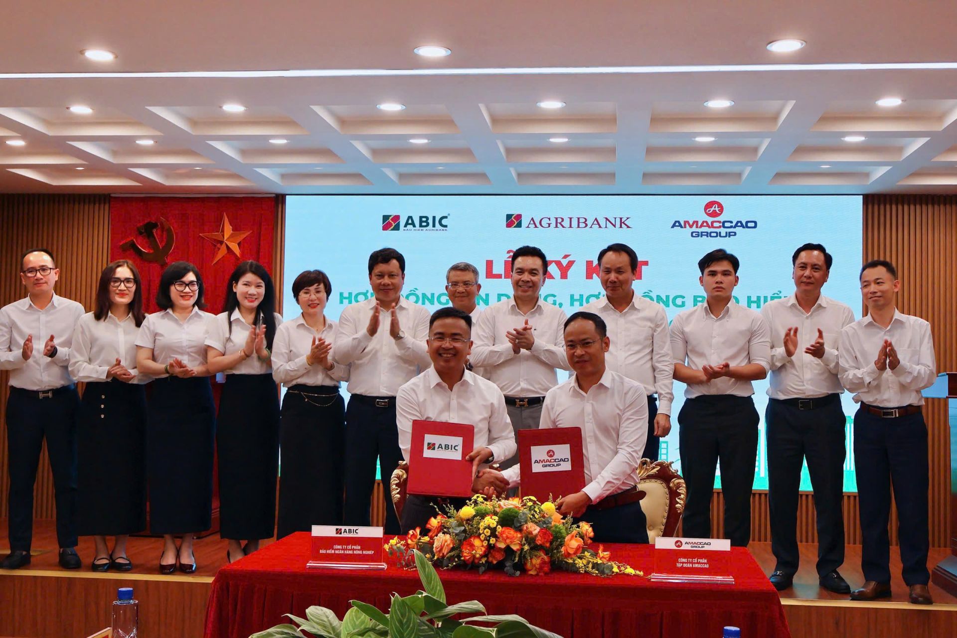 Đại diện Agribank và đại diện Tập đoàn Amaccao ký kết Hợp đồng bảo hiểm Dự án Điện rác Nghệ An Đại diện Agribank và đại diện Tập đoàn Amaccao ký kết Hợp đồng bảo hiểm Dự án Điện rác Nghệ An