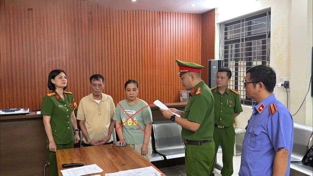 Cơ quan CSĐT Công an tỉnh Hưng Yên thi hành Lệnh bắt bị can để tạm giam đối với Bùi Thị Hoài. Ảnh: CA tỉnh Hưng Yên Cơ quan CSĐT Công an tỉnh Hưng Yên thi hành Lệnh bắt bị can để tạm giam đối với Bùi Thị Hoài. Ảnh: CA tỉnh Hưng Yên