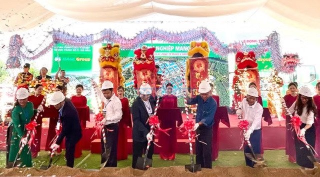 BTC và đại biểu lãnh đạo, quan khách thực hiện nghi thức động thổ Dự án. BTC và đại biểu lãnh đạo, quan khách thực hiện nghi thức động thổ Dự án.