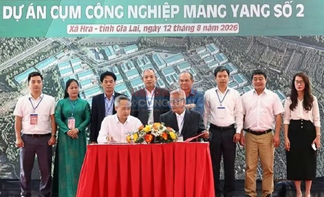 Quang cảnh Lễ Ký kết Biên bản ghi nhớ Hợp tác đầu tư giữa Công ty Cổ phần Hoàng Anh Gia Lai - Công ty Cổ phần Dâu tằm Tơ Hàm Rồng và Công ty TNHH Hoàng Tâm. Quang cảnh Lễ Ký kết Biên bản ghi nhớ Hợp tác đầu tư giữa Công ty Cổ phần Hoàng Anh Gia Lai - Công ty Cổ phần Dâu tằm Tơ Hàm Rồng và Công ty TNHH Hoàng Tâm.