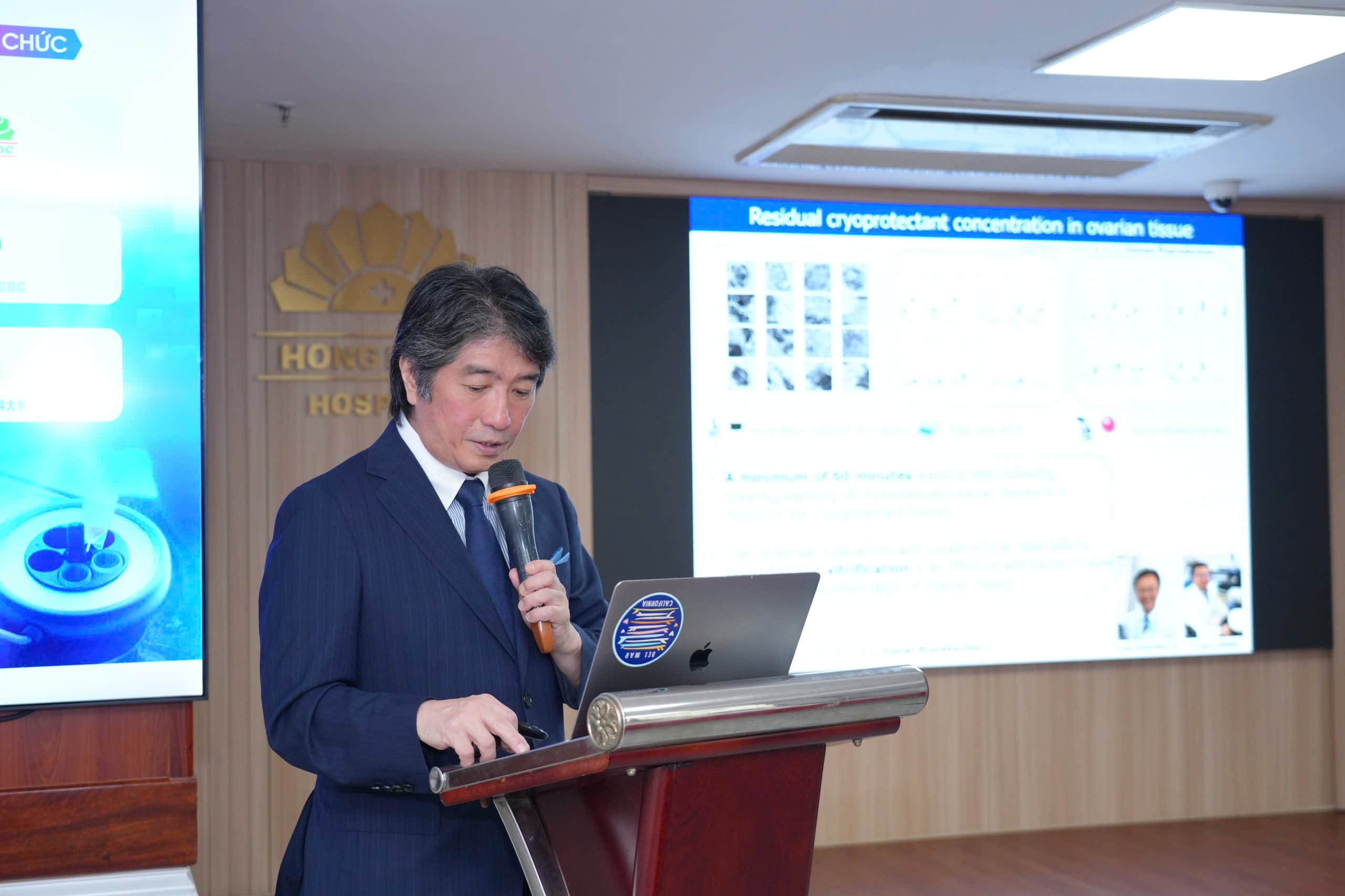 Giáo sư Nao Suzuki mang đến báo cáo chuyên sâu về phương pháp trữ đông mô buồng trứng (ảnh: BVHN) Giáo sư Nao Suzuki mang đến báo cáo chuyên sâu về phương pháp trữ đông mô buồng trứng (ảnh: BVHN)