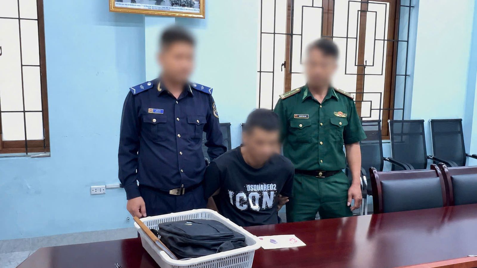 Đối tượng cùng tang vật bị lực lượng chức năng bắt giữ. Ảnh: kv07.customs.gov.vn Đối tượng cùng tang vật bị lực lượng chức năng bắt giữ. Ảnh: kv07.customs.gov.vn