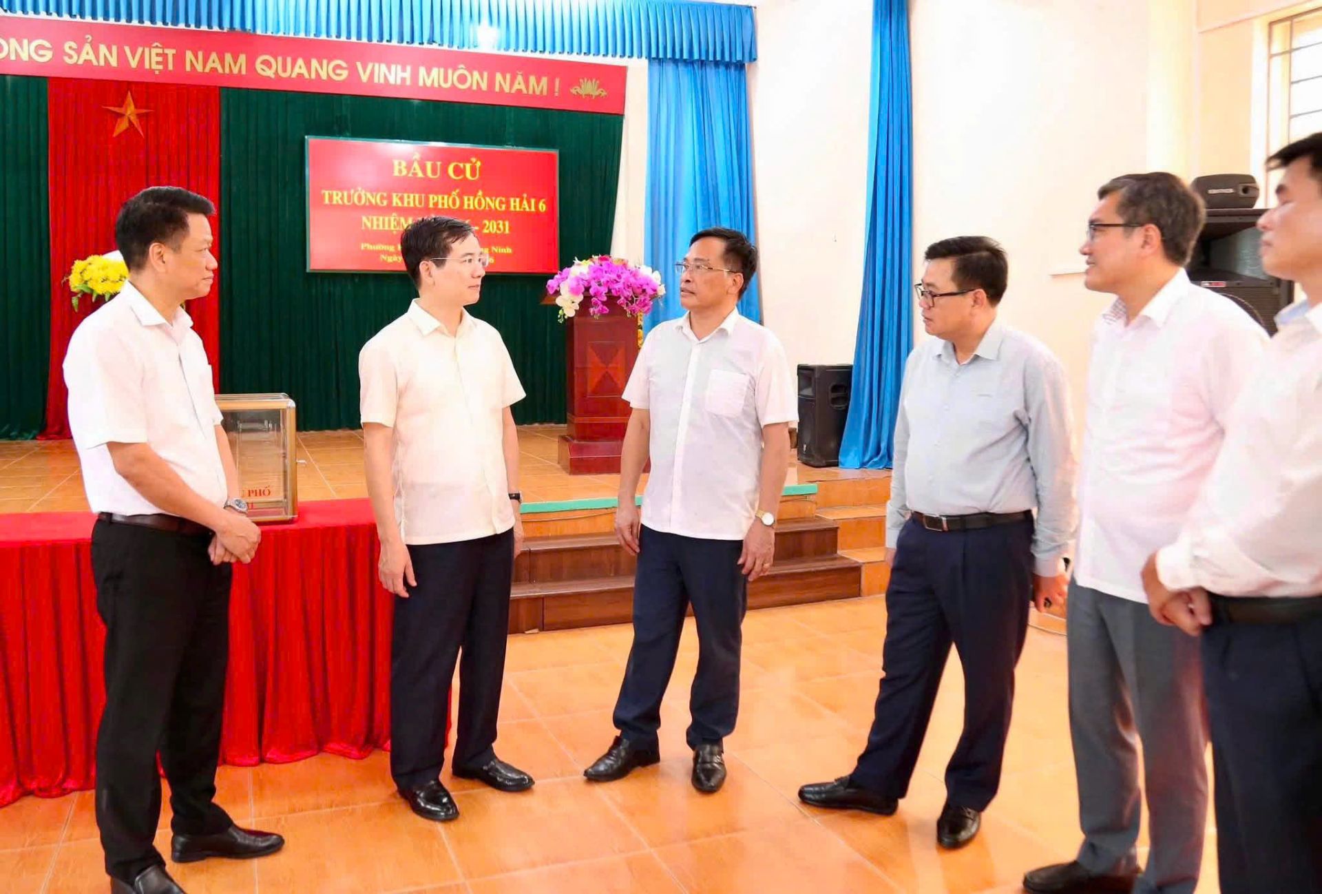 Phó Bí thư Tỉnh uỷ Quảng Ninh kiểm tra công tác chuẩn bị bầu cử tại phường Hạ Long Phó Bí thư Tỉnh uỷ Quảng Ninh kiểm tra công tác chuẩn bị bầu cử tại phường Hạ Long