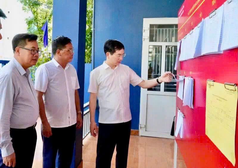 Phó Bí thư Tỉnh ủy Quảng Ninh kiểm tra công tác chuẩn bị bầu cử tại phường Hạ Long