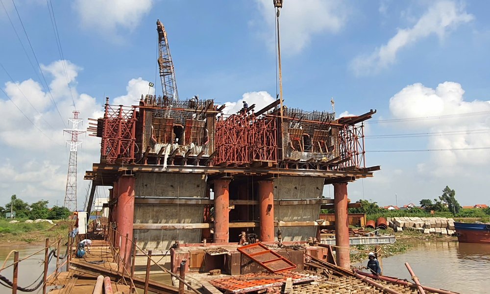 Cầu K&ecirc;nh v&agrave;ng đang được thi c&ocirc;ng, khi ho&agrave;n th&agrave;nh sẽ nối li&ecirc;n tỉnh Bắc Ninh v&agrave; Th&agrave;nh phố Hải Ph&ograve;ng.