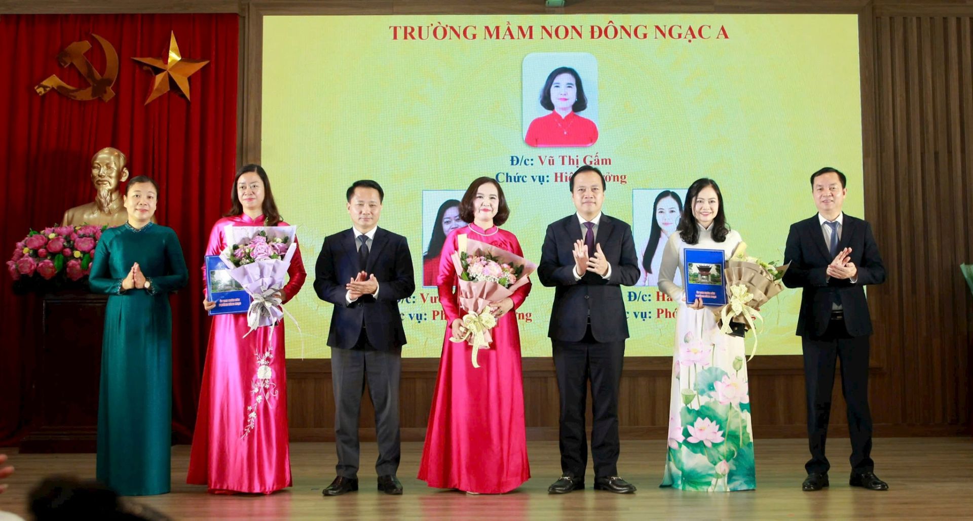Lãnh đạo phường Đông Ngạc trao các Quyết định thành lập các cơ sở giáo dục công lập; Quyết định thành lập các tổ chức đảng; Quyết định công tác cán bộ sau sắp xếp. Ảnh: Hồng Nhung Lãnh đạo phường Đông Ngạc trao các Quyết định thành lập các cơ sở giáo dục công lập; Quyết định thành lập các tổ chức đảng; Quyết định công tác cán bộ sau sắp xếp. Ảnh: Hồng Nhung