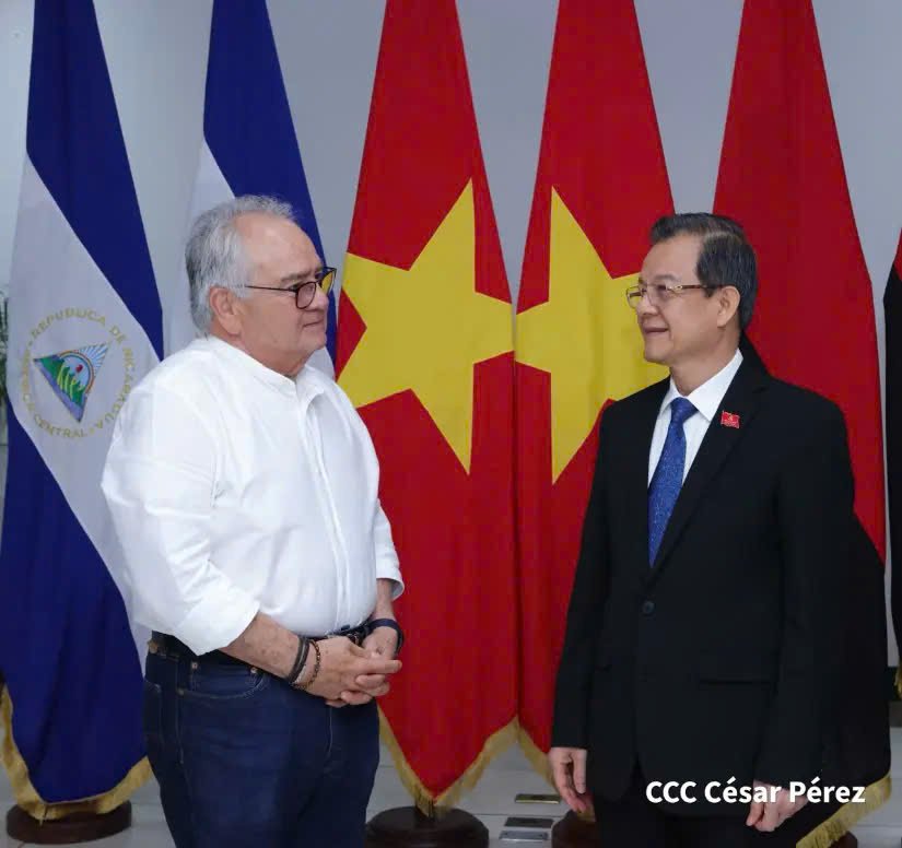 Đồng ch&iacute; L&ecirc; Hồng Quang, Trưởng đo&agrave;n c&ocirc;ng t&aacute;c của Đảng Cộng sản Việt Nam chụp ảnh với Chủ tịch Quốc hội Nicaragua, Nghị sỹ, Tiến sĩ Gustavo Porras Cort&eacute;s