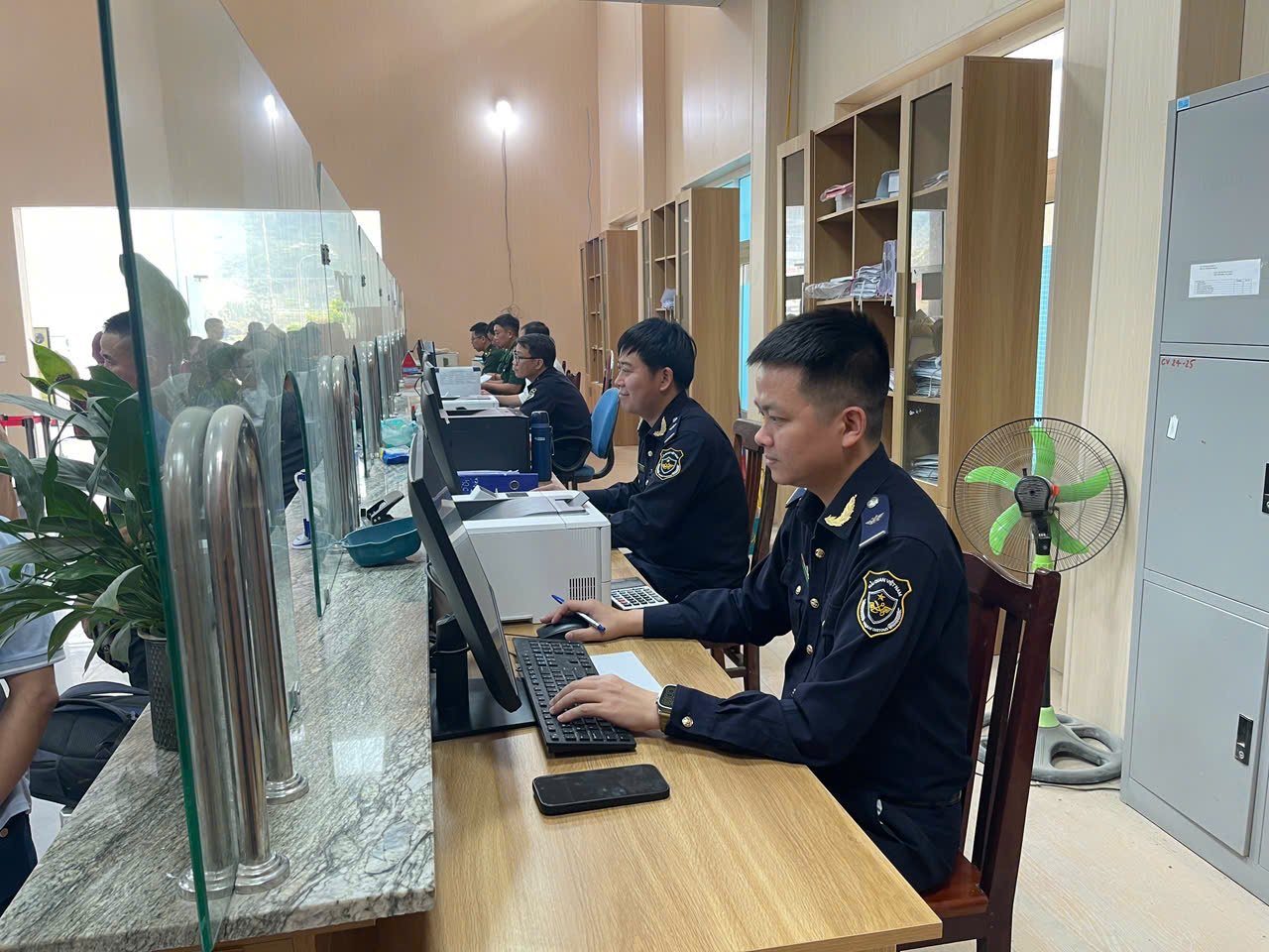 Hoạt động nghiệp vụ của công chức Chi cục Hải quan khu vực XI. Ảnh: kv11.customs.gov.vn Hoạt động nghiệp vụ của công chức Chi cục Hải quan khu vực XI. Ảnh: kv11.customs.gov.vn