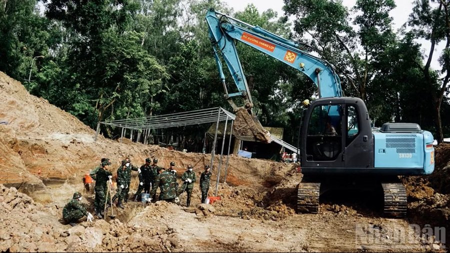 Công tác tìm kiếm, quy tập hài cốt liệt sĩ tại khu B, Công viên Lê Thị Riêng. (Ảnh: LÊ THÀNH) Công tác tìm kiếm, quy tập hài cốt liệt sĩ tại khu B, Công viên Lê Thị Riêng. (Ảnh: LÊ THÀNH)