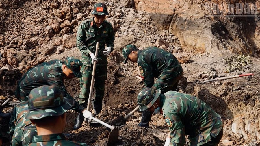 Lực lượng làm nhiệm vụ thuộc Bộ Tư lệnh Thành phố Hồ Chí Minh. (Ảnh: LÊ THÀNH) Lực lượng làm nhiệm vụ thuộc Bộ Tư lệnh Thành phố Hồ Chí Minh. (Ảnh: LÊ THÀNH)