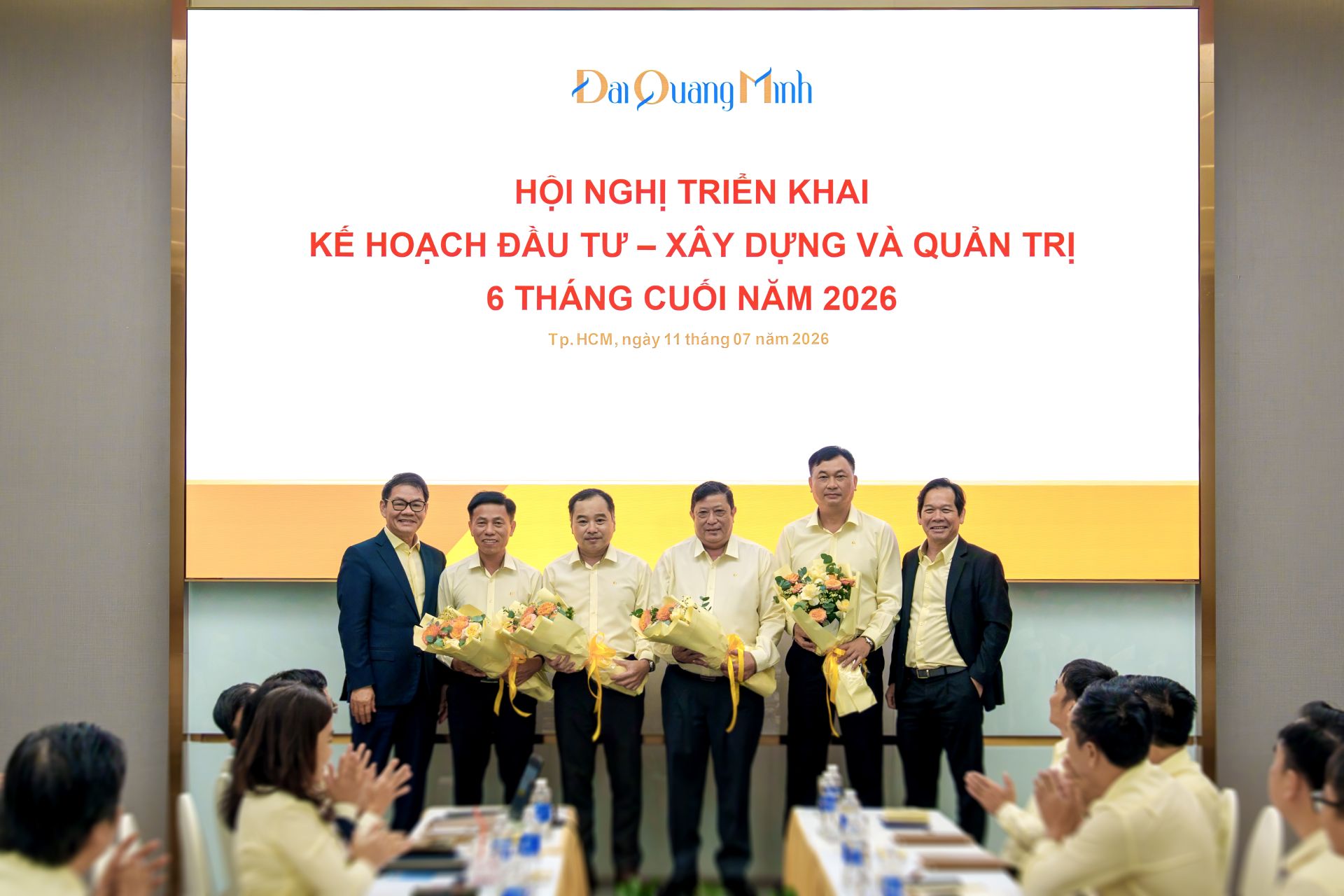 Chủ tịch HĐQT THACO Trần Bá Dương (trái) và Phó TGĐ THACO, TGĐ Đại Quang Minh Nguyễn Hoàng Tuệ (phải) trao hoa chúc mừng các Lãnh đạo bổ nhiệm Chủ tịch HĐQT THACO Trần Bá Dương (trái) và Phó TGĐ THACO, TGĐ Đại Quang Minh Nguyễn Hoàng Tuệ (phải) trao hoa chúc mừng các Lãnh đạo bổ nhiệm